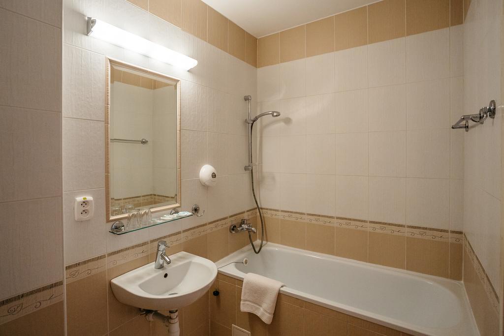 Hotel Artin บาร์เจโอ ภายนอก รูปภาพ